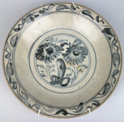 Lot 163 - A BLUE AND WHITE CERAMIC DISH DECORATED WITH...