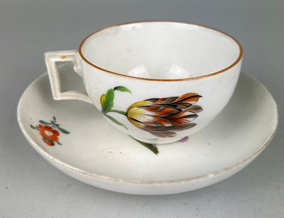 Lot 169 - AN 18TH OR 19TH CENTURY MEISSEN TEA CUP AND...