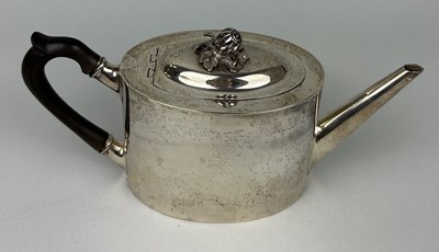 Lot 253 - A SILVER TEA POT WITH ACORN FINIAL