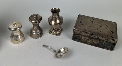 Lot 309 - A MIXED LOT OF SILVER TO INCLUDE PEPPER MILLS, CIGAR BOX (5)