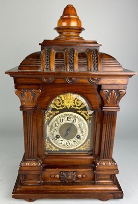 Lot 473 - AN EDWARDIAN WALNUT CHIMING MANTEL CLOCK, 30cm...