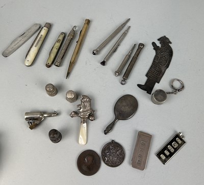 Lot 311 - A COLLECTION OF SILVER AND METAL ITEMS TO INCLUDE MOTHER OF PEARL PENKNIVES, PUNCH RATTLE, MONEY CLIP, SILVER PENS, SHERLOCK HOLMES BOOKMARK (QTY)