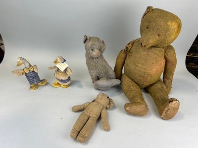 Lot 44 - A GROUP OF ANTIQUE TOYS TO INCLUDE TWO DUCK...