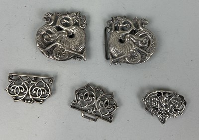 Lot 292 - A COLLECTION OF SILVER CLIPS (5)