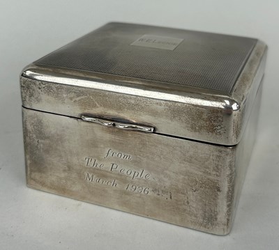 Lot 154 - A STERLING SILVER BOX WITH WOODEN INTERIOR AND...