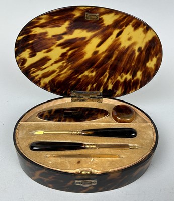 Lot 657 - A TORTOISESHELL VANITY SET