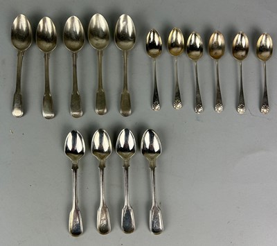 Lot 155 - A COLLECTION OF SILVER TEA SPOONS TO INCLUDE...