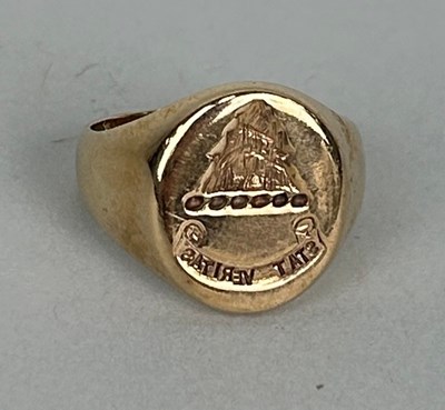 Lot 157 - A 9CT GOLD GENTLEMAN'S SIGNET RING WITH LATIN...