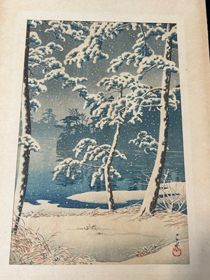 Lot 189 - A JAPANESE WOODBLOCK PRINT DEPICTING A WINTRY...