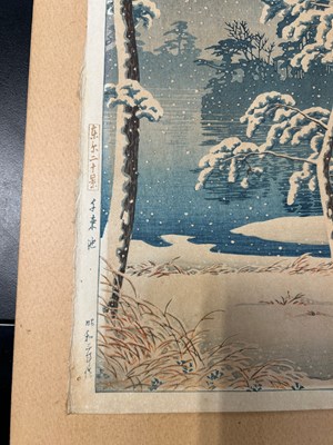 Lot 189 - A JAPANESE WOODBLOCK PRINT DEPICTING A WINTRY...