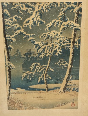 Lot 189 - A JAPANESE WOODBLOCK PRINT DEPICTING A WINTRY...