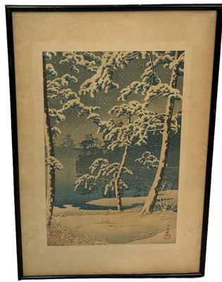 Lot 189 - A JAPANESE WOODBLOCK PRINT DEPICTING A WINTRY...