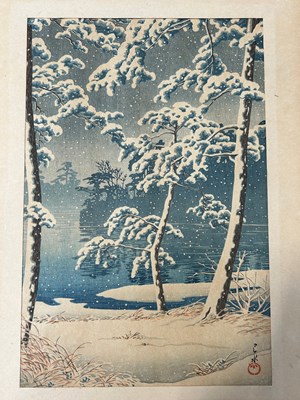 Lot 189 - A JAPANESE WOODBLOCK PRINT DEPICTING A WINTRY...