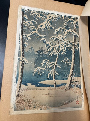 Lot 189 - A JAPANESE WOODBLOCK PRINT DEPICTING A WINTRY...