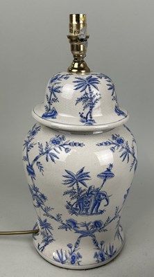 Lot 982 - AN INDIA JANE CHINOISERIE BLUE AND WHITE TABLE LAMP