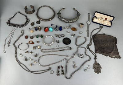 Lot 251 - A COLLECTION OF SILVER AND METAL JEWELLERY TO...