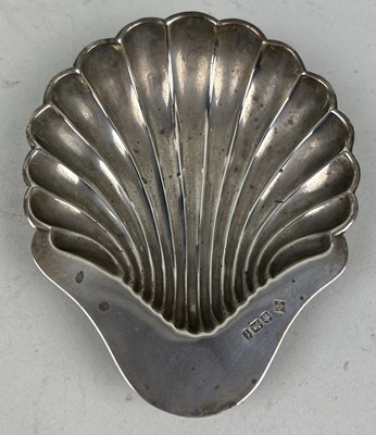 Lot 304 - A SILVER SCALLOP SHELL DISH