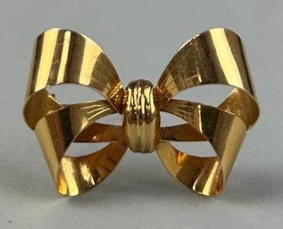 Lot 317 - AN 18CT GOLD RIBBON BROOCH, 

Weight 5.3gms