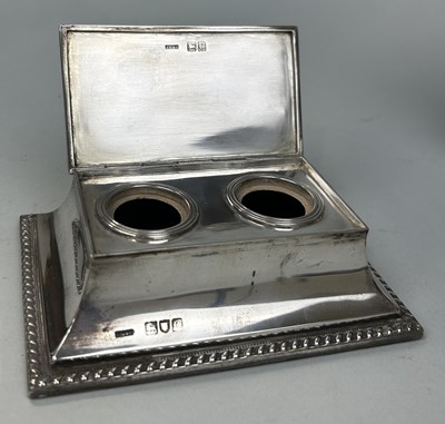 Lot 293 - A SILVER INKWELL BY JOHN GRINSELL AND SONS