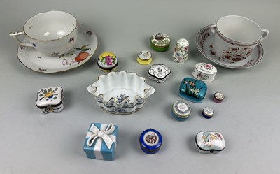 Lot 1223 - A COLLECTION OF PORCELAIN TRINKET BOXES TO INCLUE TIFFANY AND CO, LIMOGES ALONG WITH A HEREND CUP AND PLATE AND MORE (QTY)