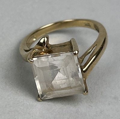 Lot 48 - A 9CT GOLD RING SET WITH A LARGE SQUARE CUT STONE