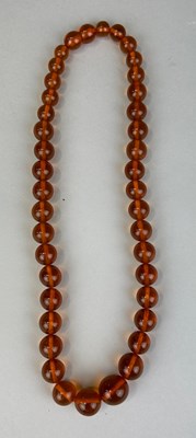 Lot 613 - AN AMBER NECKLACE CONSISTING OF 42 BEADS,...