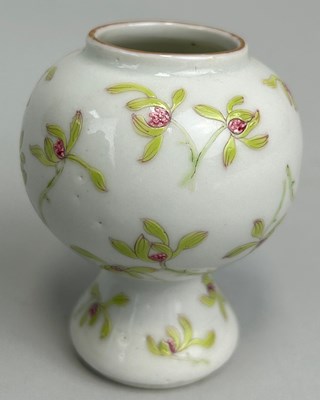 Lot 627D - A CHINESE DAOGUANG PERIOD SMALL VASE DECORATED...