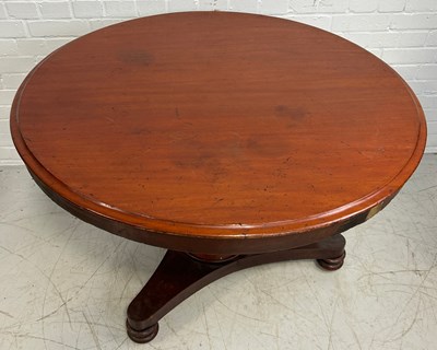 Lot 678 - A GEORGE III CIRCULAR MAHOGANY BREAKFAST TABLE,...