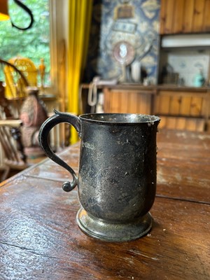 Lot 54 - AN ENGLISH 19TH CENTURY SILVER CHRISTENING MUG