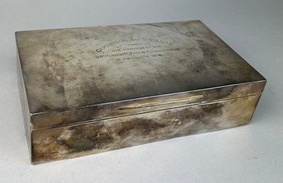 Lot 125 - A LARGE SILVER BOX MARKED FOR GOLDSMITHS AND...