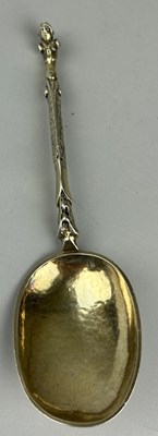 Lot 132 - A 17TH CENTURY SILVER AND SILVER GILT SPOON,...