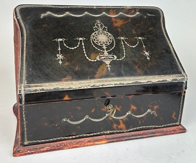 Lot 133 - AN EDWARDIAN TORTOISESHELL AND SILVER MOUNTED...