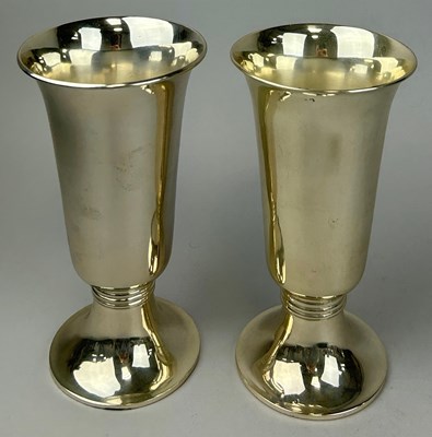 Lot 147 - A PAIR OF SILVER CUPS

Weight: 548gms