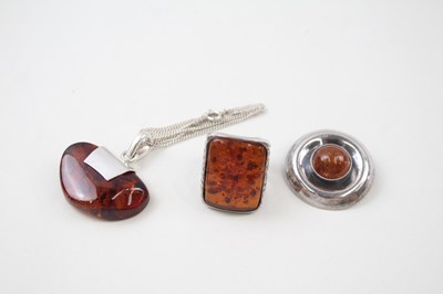 Lot 196 - A COLLECTION OF SILVER AND AMBER JEWELLERY...