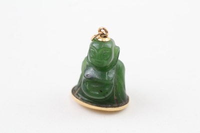 Lot 218 - AN 18CT GOLD MOUNTED CARVED GREEN NEPHRITE...