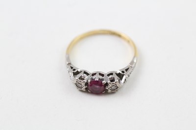 Lot 232 - AN 18CT GOLD, PLATINUM AND RUBY THREE STONE...