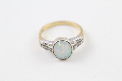 Lot 240 - AN 18CT GOLD OPAL SINGLE STONE RING WITH...