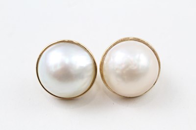 Lot 257 - A PAIR OF 18CT GOLD MABE PEARL SET LEVERBACK...