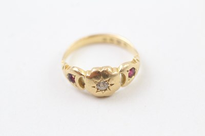 Lot 280 - AN 18CT GOLD, DIAMOND AND RUBY THREE STONE...