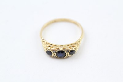 Lot 282 - AN 18CT GOLD, DIAMOND AND SAPPHIRE SEVEN STONE...