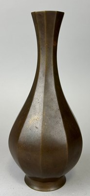 Lot 289 - A JAPANESE BRONZE VASE,

23cm H