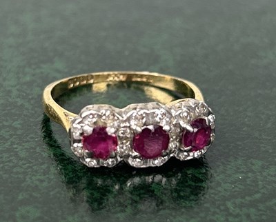 Lot 38 - AN 18CT GOLD ENGAGEMENT RING SET WITH RUBIES AND DIAMONDS