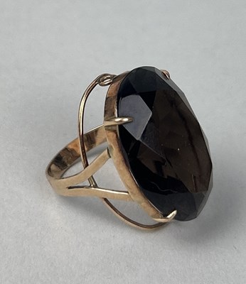 Lot 40 - A 14CT GOLD RING SET WITH A SMOKEY QUARTZ