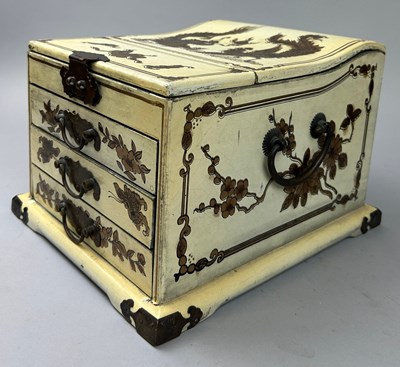 Lot 748 - A 20TH CENTURY CHINOISERIE JEWELLERY BOX,...