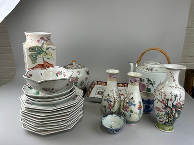 Lot 819 - A COLLECTION OF CHINESE CERAMICS TO INCLUDE A...