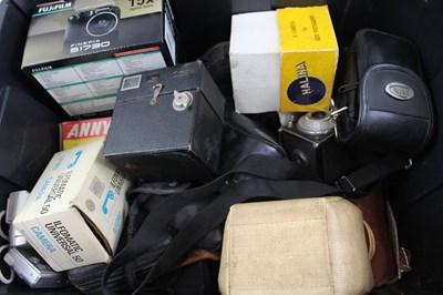 Lot 841 - A COLLECTION OF VINTAGE CAMERAS INCLUDING SLRS,...