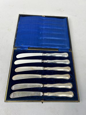 Lot 135 - A CASED SET OF SIX SILVER HANDLED BUTTER KNIVES