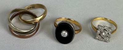 Lot 147 - A SMALL COLLECTION OF FIVE GOLD RINGS TO...