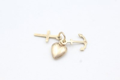 Lot 213 - 9CT GOLD LOVE, FAITH, HOPE CHARM

Weight 0.9g