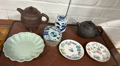 Lot 251 - A GROUP OF CHINESE CERAMIC ITEMS TO INCLUDE...